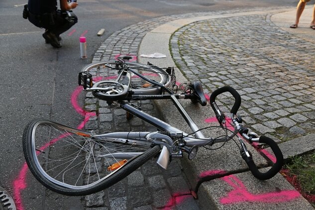 Chemnitz: Radfahrer erfasst und verletzt - 