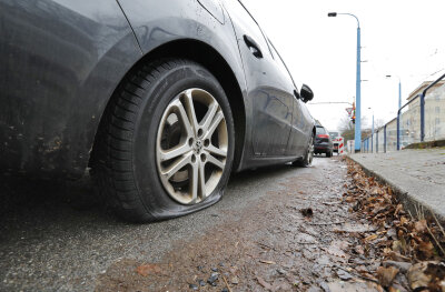 Chemnitz: Reifen an vier Fahrzeugen zerstochen - 