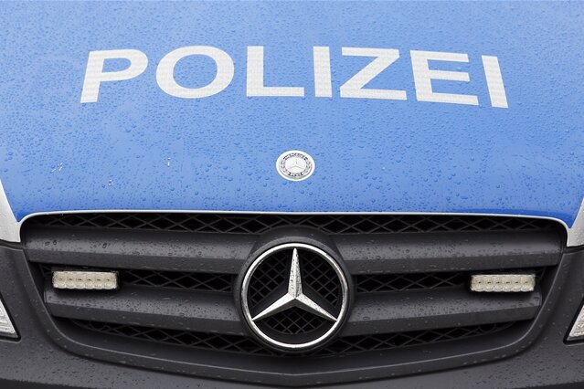 Chemnitz: Reifen an zwei Autos zerstochen - Zeugen gesucht - 