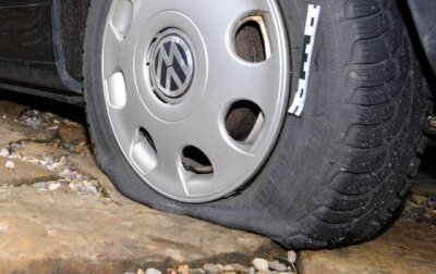 Chemnitz: Reifen von 39 Fahrzeugen zerstochen - 