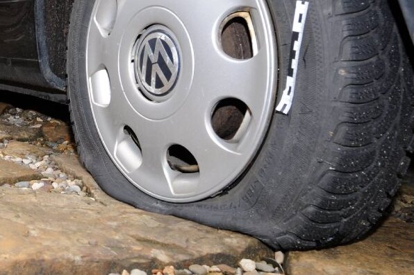 Chemnitz: Reifen von 39 Fahrzeugen zerstochen - 