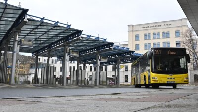 Chemnitz: Retten Plus-Bus-Fördermittel die Verlegung des Busbahnhofs? - Ein Bus verlässt den Omnibusbahnhof am Schillerplatz. Im Hintergrund ist die ehemalige Aktienspinnerei zu sehen, in der sich seit vorigem Jahr die Universitätsbibliothek befindet. Die Einrichtung soll Bestandteil für die Umwandlung des Areals in einen innerstädtischen Campus sein. 