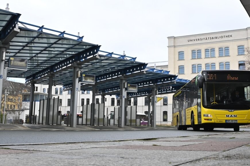 Ein Bus verlässt den Omnibusbahnhof am Schillerplatz. Im Hintergrund ist die ehemalige Aktienspinnerei zu sehen, in der sich seit vorigem Jahr die Universitätsbibliothek befindet. Die Einrichtung soll Bestandteil für die Umwandlung des Areals in einen innerstädtischen Campus sein. 