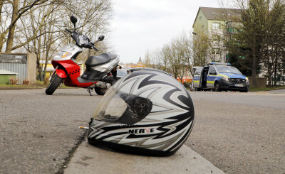 Chemnitz: Roller-Fahrerin bei Verkehrsunfall gestürzt - Kollision zwischen einem Roller und einem Auto am Donnerstag in Chemnitz