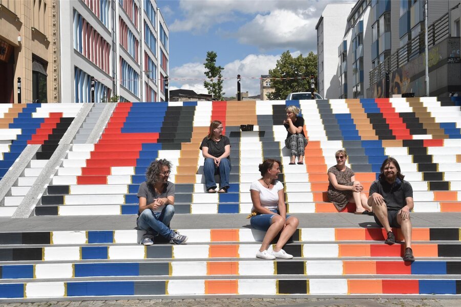 Chemnitz ruft junge Leute per Minecraft-Video zum Mitmachen auf: Welcher Platz soll verschönert werden? - Die bunte Treppe an der Augustusburger Straße war eines der ersten Projekte, das im Rahmen von „Nimm Platz“ umgesetzt wurde.