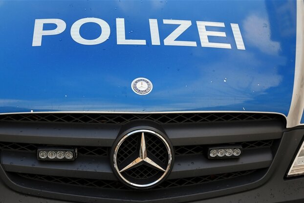 Chemnitz: Sattelauflieger bliebt an Brücke hängen - 55.000 Euro Schaden - 