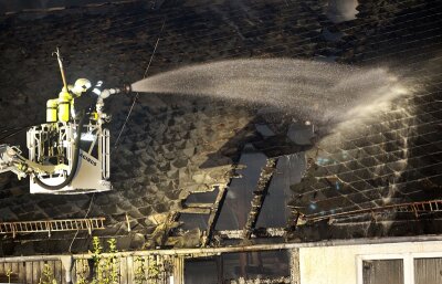 Chemnitz: Scheunenbrand in Mittelbach - Die Feuerwehr bekam das Feuer schnell in den Griff. Die Flammen griffen nicht auf das angrenzende Wohnhaus über.
