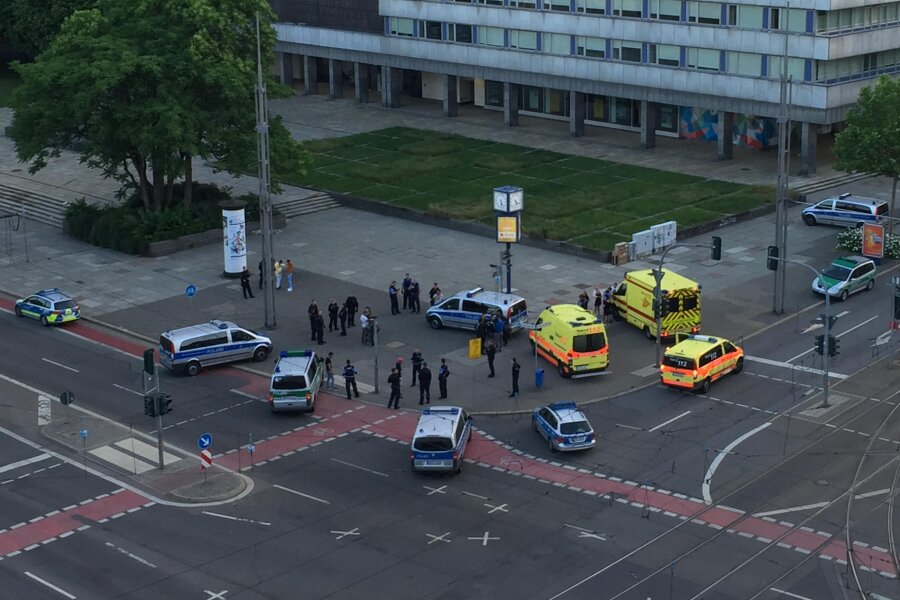 Chemnitz: Schlägerei im Zentrum - Polizei rückt mit elf Fahrzeugen an - 
