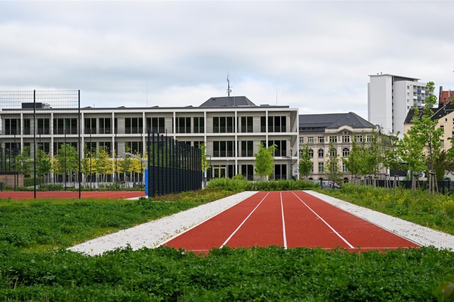 Chemnitz: Schulsportplätze für alle? Die Linksfraktion diskutiert über Aufenthaltsqualität in der Stadt - Der Bolzplatz der Hartmannschule, links hinter dem Zaun, soll öffentlich nutzbar werden.