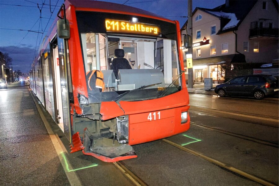 Chemnitz: Schwerer Unfall mit Citybahn an der Annaberger Straße - Die Citybahn trug ebenfalls große Schäden davon.