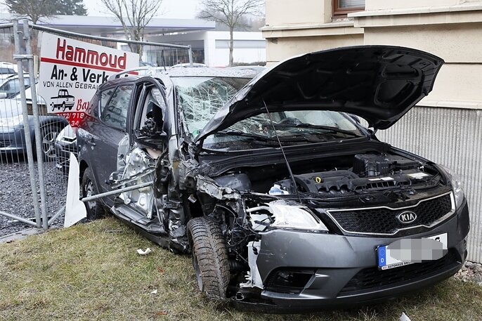 Chemnitz: Schwerverletzter bei Unfall auf der Zwickauer Straße - Ein Auto prallte am Mittwochfrüh auf der Zwickauer Straße in Chemnitz gegen eine Hauswand.