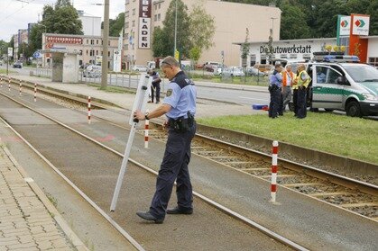 Ein siebenjähriger Junge ist am Mittwoch auf der Zwickauer Straße in Chemnitz von einer Straßenbahn erfasst worden.