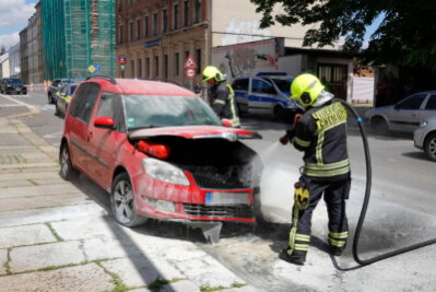 Chemnitz: Skoda brennt auf der Hainstraße - 