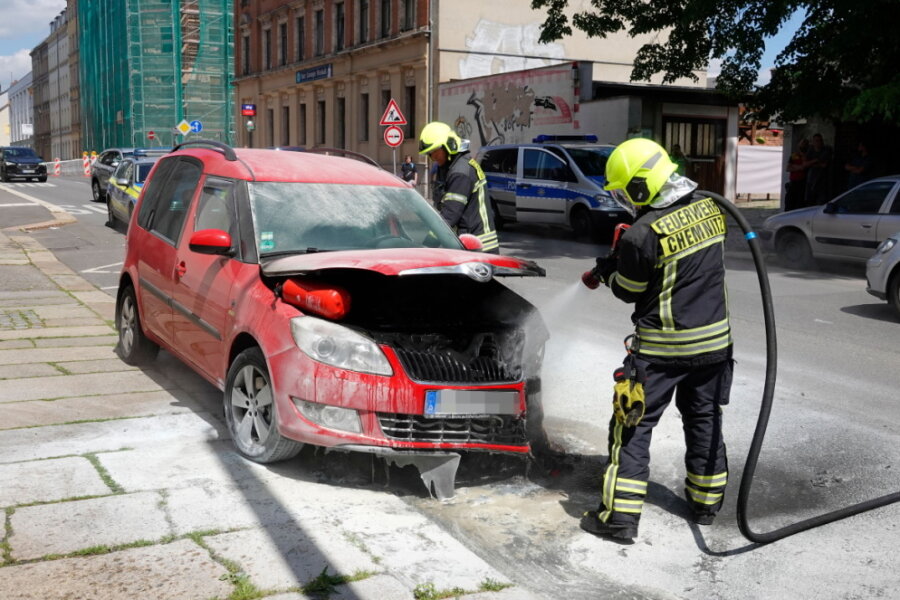 Chemnitz: Skoda brennt auf der Hainstraße