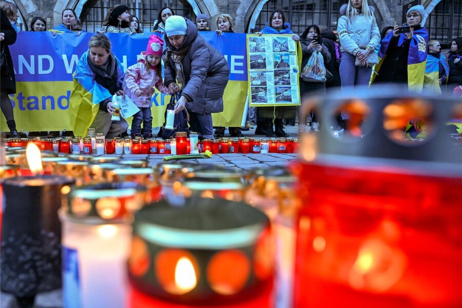 Chemnitz: Solidaritätskundgebung für die Ukraine auf dem Markt - Kerzen für die unzähligen Opfer des Krieges auf dem Marktplatz.