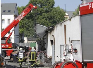 Beim Brand in diesem Möbellager starb am Sonntag ein 41-jähriger Feuerwehrmann.