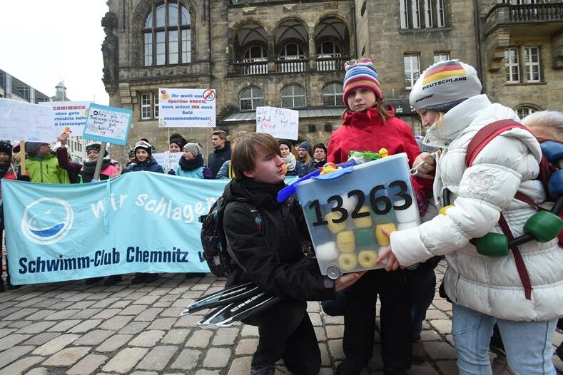 Chemnitz: Stadrat lehnt Petition für Schwimmhalle im Küchwald ab - Vor dem Rathaus demonstrierten am Mittwoch Befürworter des Schwimmhallenprojekts.