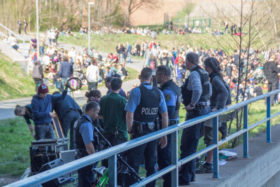 Chemnitz: Stadt vereinfacht Spontanpartys - Diese Spontanparty im April auf einem Freigelände an der Zwickauer Straße wurde von der Polizei aufgelöst.
