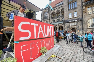 Chemnitz staunt - Stadtteilfest gestartet - Mit lockerer Musik und einer Sockenparade startete das Staunt-Festival die bunte Parade durch die Chemnitzer Innenstadt. 