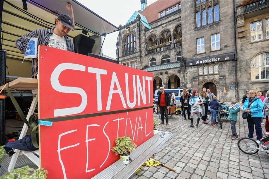 Chemnitz staunt - Stadtteilfest gestartet - Mit lockerer Musik und einer Sockenparade startete das Staunt-Festival die bunte Parade durch die Chemnitzer Innenstadt. 