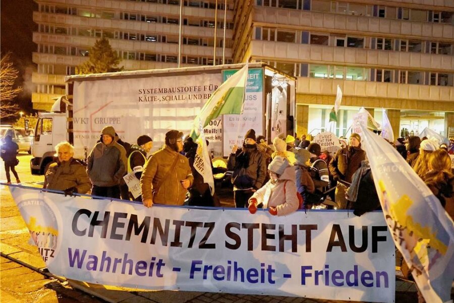 "Chemnitz steht auf" verbreitet weiter Lügen und Desinformation - Gegen den Krieg, gegen regionale Coronaregeln, gegen Bundesgesetze, gegen die Weltgesundheitsorganisation - Hauptsache Protest, hat es den Anschein, könnte der Antrieb der Initiative "Chemnitz steht auf" sein. 
