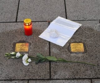 Chemnitz: Stolpersteine beschädigt - Staatsschutz ermittelt - Mitglieder des Agiua-Vereins hatten an Stolpersteinen in der Innenstadt, wie hier an der Brückenstraße, Blumen und Kerzen niedergelegt sowie Biografien der Opfer verteilt. Später ist ein Teil der Platten beschädigt worden.