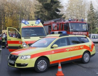 Bei einem schweren Verkehrsunfall in Chemnitz ist am Montagvormittag auf der B 174 ein 30-Jähriger ums Leben gekommen. 