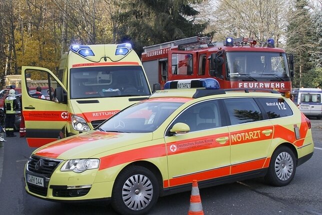 Bei einem schweren Verkehrsunfall in Chemnitz ist am Montagvormittag auf der B 174 ein 30-Jähriger ums Leben gekommen. 