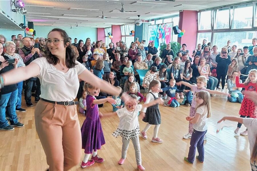 Chemnitz: Tanzfest bringt 1600 Euro für krebskranke Kinder ein - Tanzen für krebskranke Kinder - so lautete das Motto bei einem Familienfest der Tanzschule Emmerling.