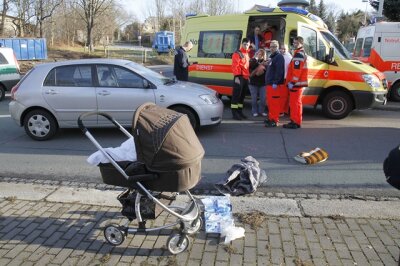 Glück im Unglück: das zehn Wochen alte Baby im Kinderwagen erlitt nur leichte Verletzungen.
