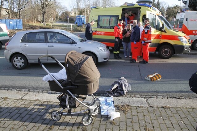 Glück im Unglück: das zehn Wochen alte Baby im Kinderwagen erlitt nur leichte Verletzungen.