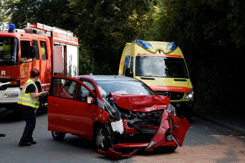 Chemnitz: Toyota und Lkw zusammengestoßen - Bei einem Unfall in Siegmar kollidierten am Dienstag ein Toyota und ein Lkw.