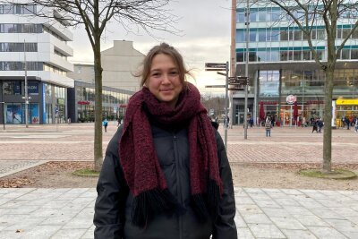 Chemnitz träumt 2024: Worin sich alle einig sind - Neben Friedenswünschen, gibt es auch noch ganz Profanes zu hören: Emma Meusel (17) hofft auf eine stressfreie Abiturphase und Erfolg für alle Mitstreitenden.