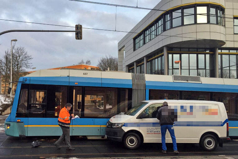 Chemnitz: Transporter fährt gegen Straßenbahn - 