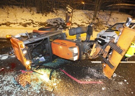 Chemnitz: Transporter kollidiert mit Winterdienstfahrzeug - Ein Unfall mit einem Winterdienstfahrzeug hat sich am Samstag in Chemnitz ereignet.