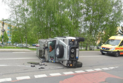Chemnitz: Transporter rammt Geländewagen - 