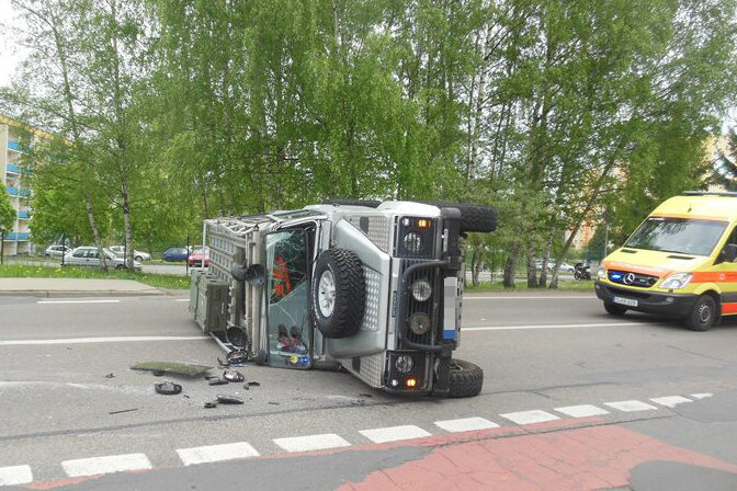 Chemnitz: Transporter rammt Geländewagen - 