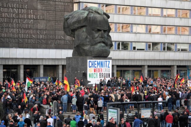 Teilnehmer einer Demonstration der rechtsextremen Bewegung Pro Chemnitz versammeln sich vor dem Karl-Marx-Monument.