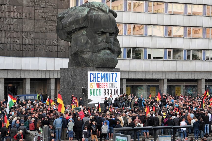 "Chemnitz triggert" - Ein Film über mehr als Alltagsrassismus - Teilnehmer einer Demonstration der rechtsextremen Bewegung Pro Chemnitz versammeln sich vor dem Karl-Marx-Monument.