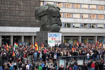 "Chemnitz triggert": Film über Ereignisse im Jahr 2018 erscheint -  Teilnehmer einer Demonstration der rechtspopulistischen Bewegung Pro Chemnitz versammeln sich vor dem Karl-Marx-Monument.
