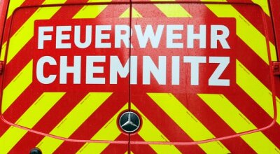 Chemnitz: Unbekannte setzen Auto und Kleidercontainer in Brand - 