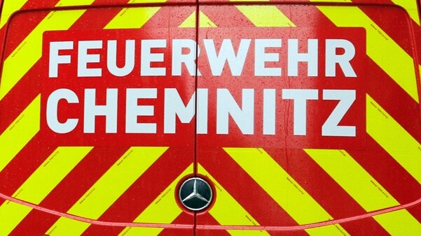 Chemnitz: Unbekannte setzen Auto und Kleidercontainer in Brand - 