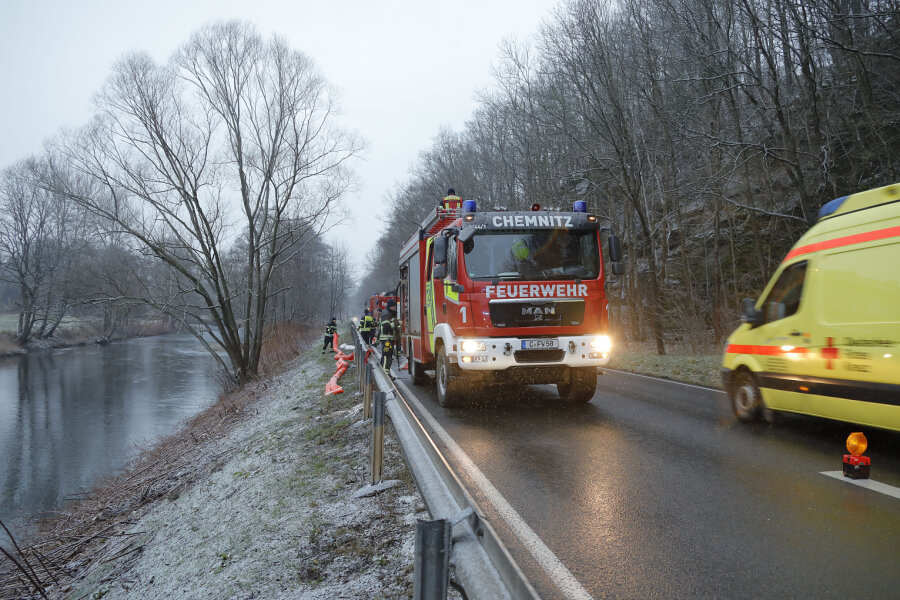 Chemnitz: Unbekannte verschmutzen Flusswasser - Feuerwehrkameraden installierten am Montag eine sogenannte Ölsperre auf der Chemnitz in Garnsodrf.