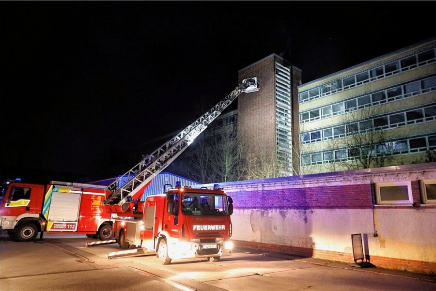 Chemnitz: Unbekannte zündeln mit Lumpen in alter Brache - Samstagabend brannte es in einem Fahrstuhl in der Germania-Brache an der Schulstraße 63. Der Fahrstuhl und Müll brannten im 4 Stock. Die Brandbekämpfung gestaltete sich schwierig. Foto: Haertelpress