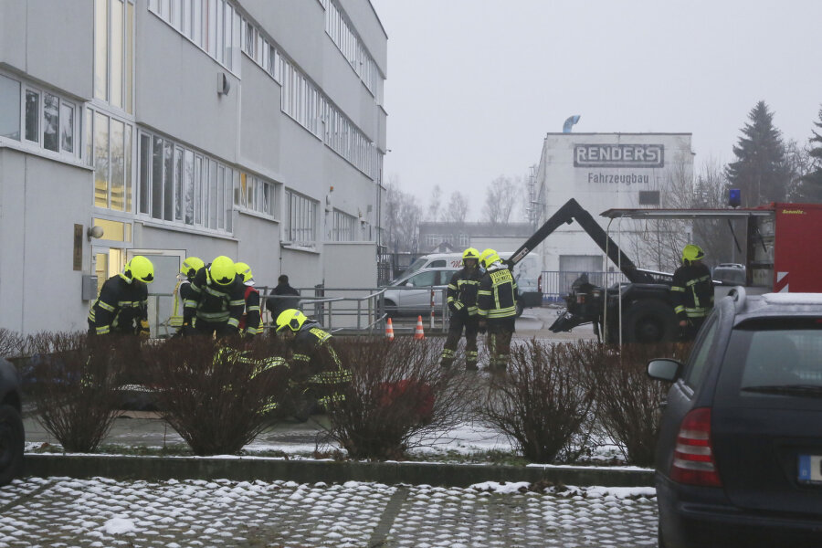 Chemnitz: Unbekanntes Päckchen in Bundesoberbehörde ruft Feuerwehr und Polizei auf den Plan - Einsatzkräfte der Feuerwehr rückten am Dienstag zu einem ABC-Einsatz in der Bundesanstalt für Arbeitsschutz und Arbeitsmedizin in Chemnitz an.