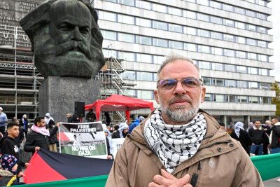 Chemnitz und der Nahostkonflikt: Herr Jaafari will Frieden - „Ich bin kein Freund der Hamas und kein Feind Israels“: Adib Jaafari auf der Palästina-Kundgebung am 28. Oktober in Chemnitz.