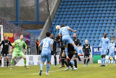 Chemnitz und Uerdingen teilen sich die Punkte - Niklas Hoheneder hat den Kopf am Ball.