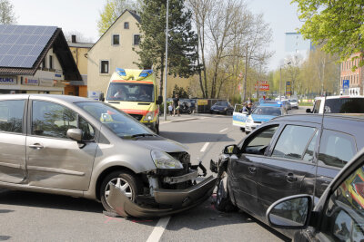 Chemnitz: Unfälle auf Augustusburger Straße und Südring - An der Startankstelle an der Augustusburger Straße in Chemnitz sind am Donnerstagnachmittag drei Autos kollidiert.