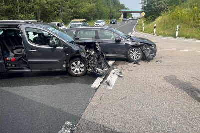 Chemnitz: Unfall an der Auffahrt zur A4 - Unfall nach Vorfahrtsfehler am Abzweig Oberfrohnaer Straße zur A4.