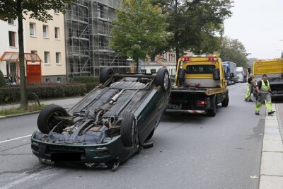 Chemnitz: Unfall auf B 174 - Nissan überschlägt sich - Der Nissan überschlug sich und blieb auf dem Dach liegen.